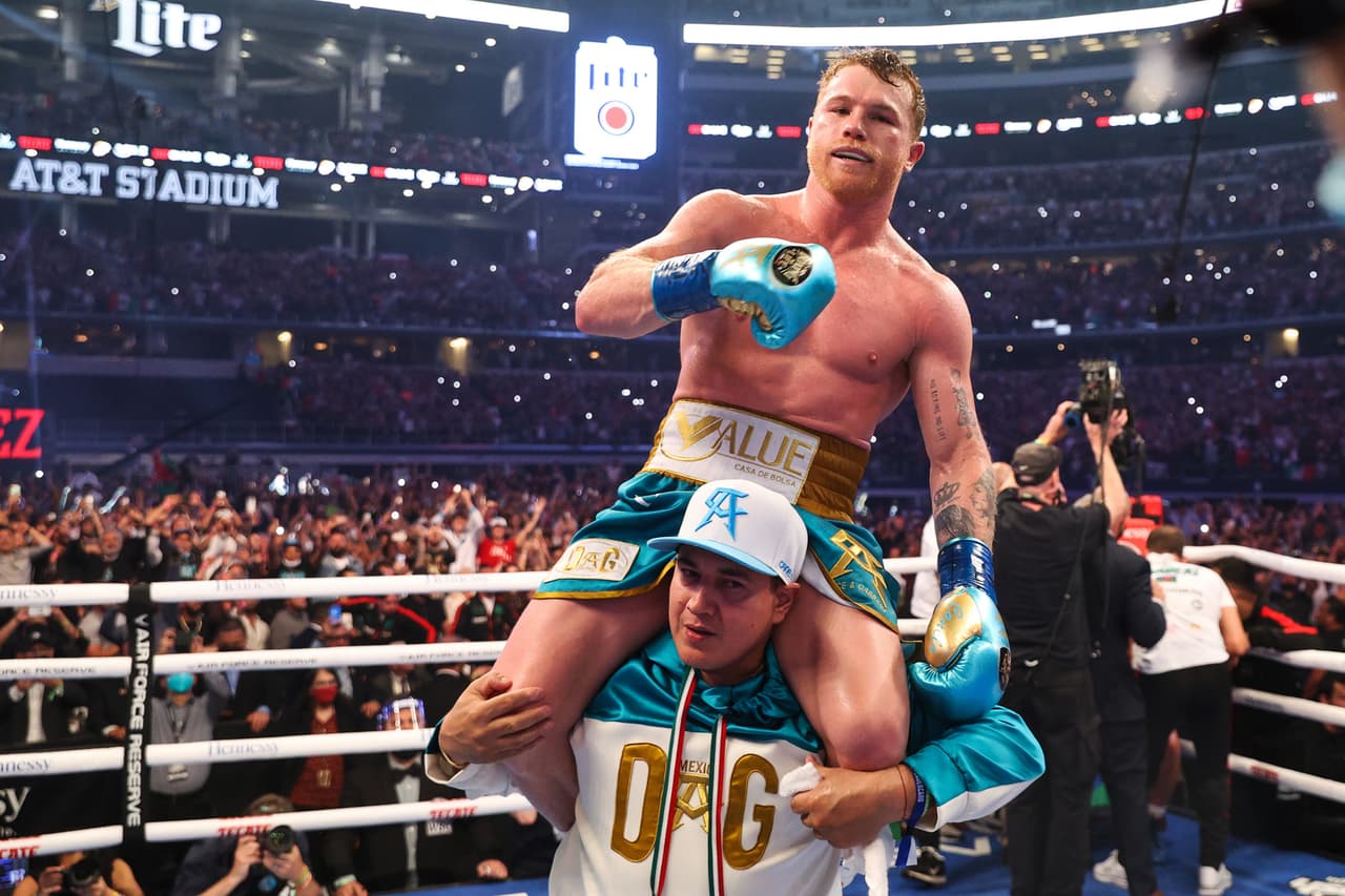 Saúl 'Canelo' Álvarez le dio una tunda al peleador británico, le cerró por completo un ojo y provocó que ya no saliera al noveno round después del castigo que recibió en 8 asaltos dominados por el mexicano.