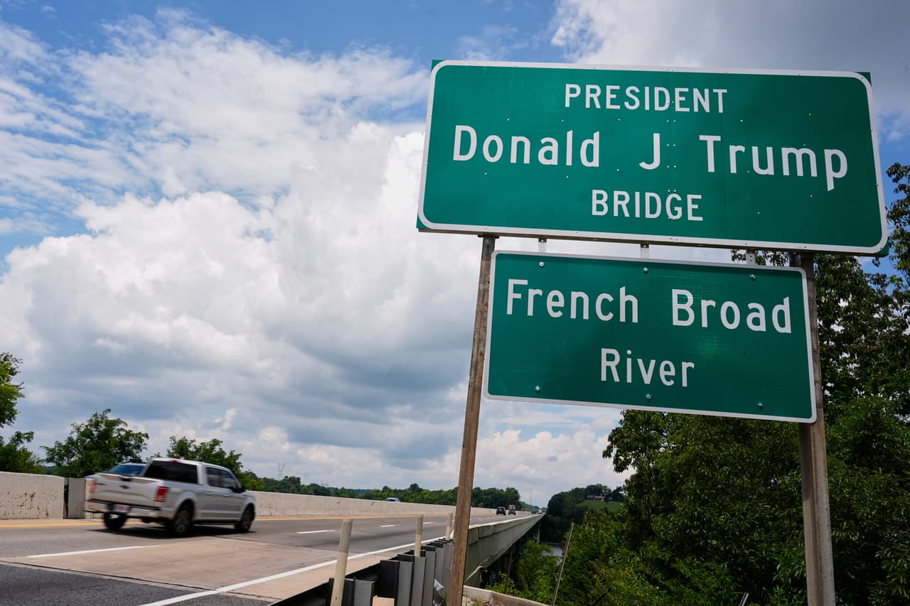 El letrero del puente, recientemente renombrado como Presidente Donald J. Trump, está colocado a un lado de la carretera el jueves 9 de julio de 2026 en Dandridge, Tennessee.