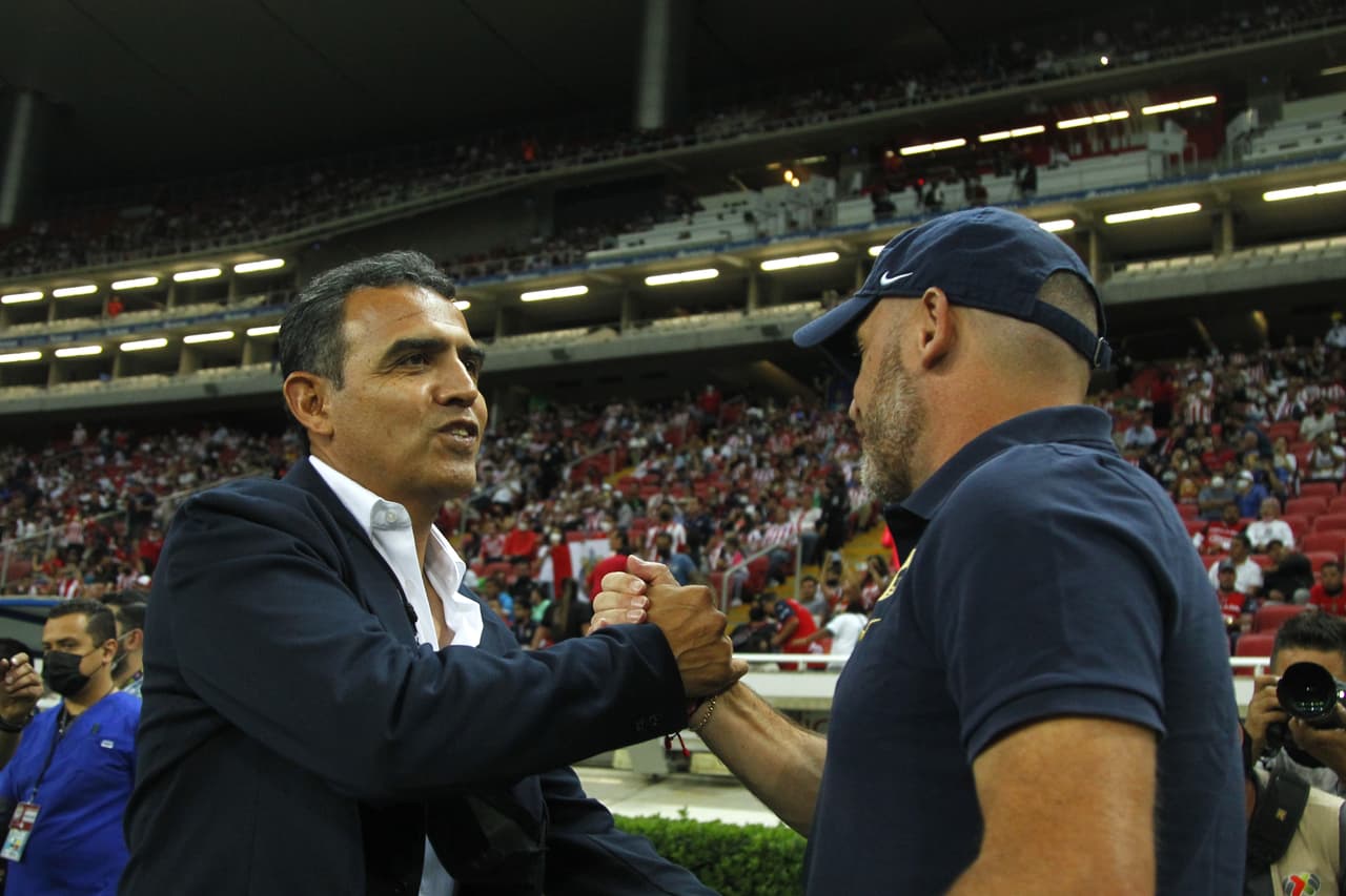 Ricardo Cadena y Andrés Lillini se saludaron antes del encuentro.