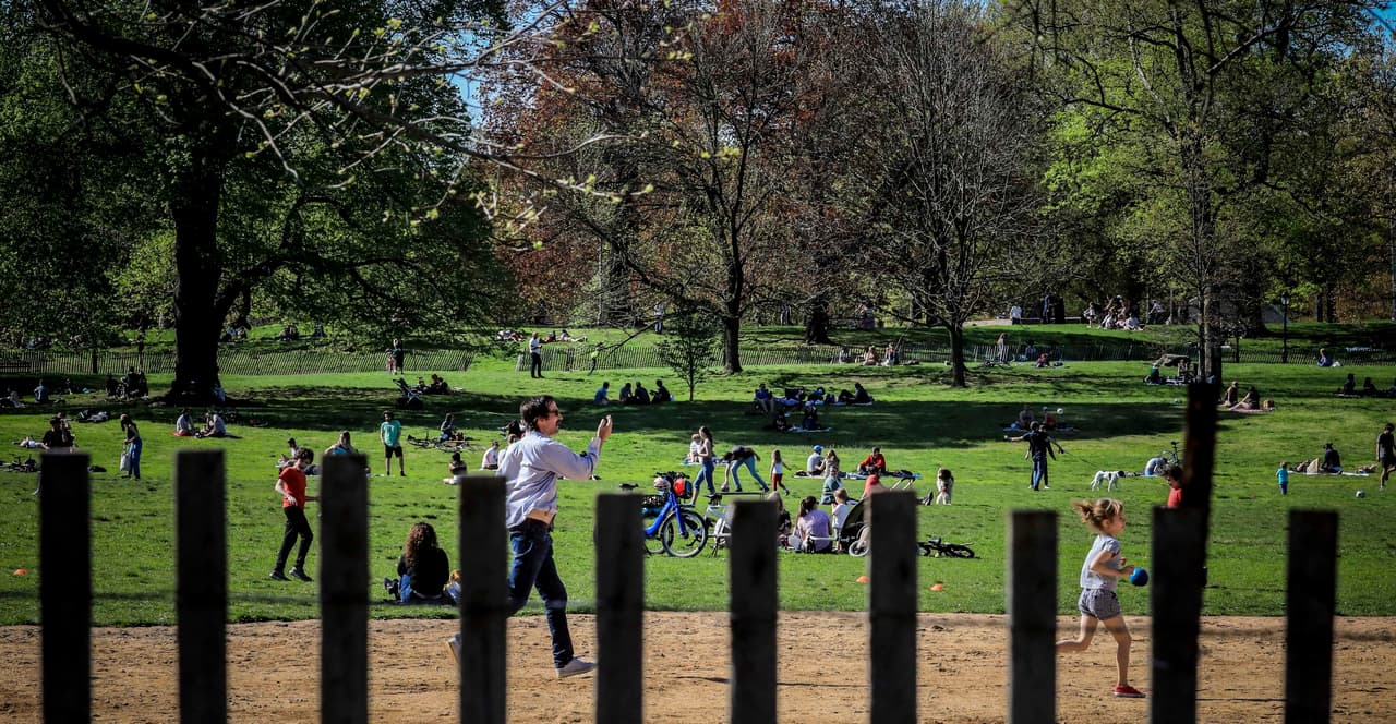 La gente decidió aprovechar el buen clima para llenar el parque Prospect de Brooklyn este sábado 2 de mayo.
