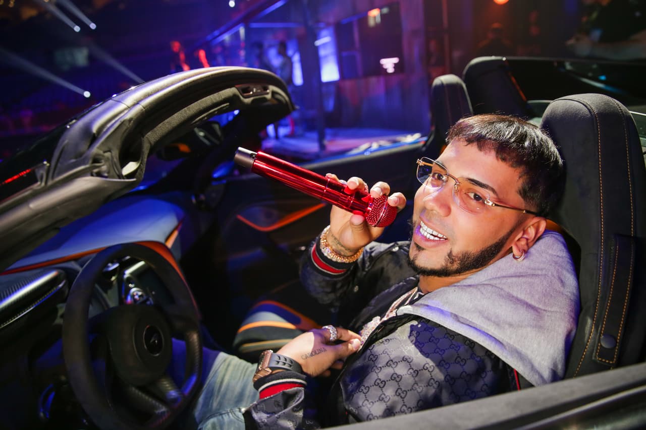 El cantante llevó la fascinación por las joyas hasta sus dientes. En sus redes sociales comentó que gastó $12,000 dólares en una dentadura de oro.