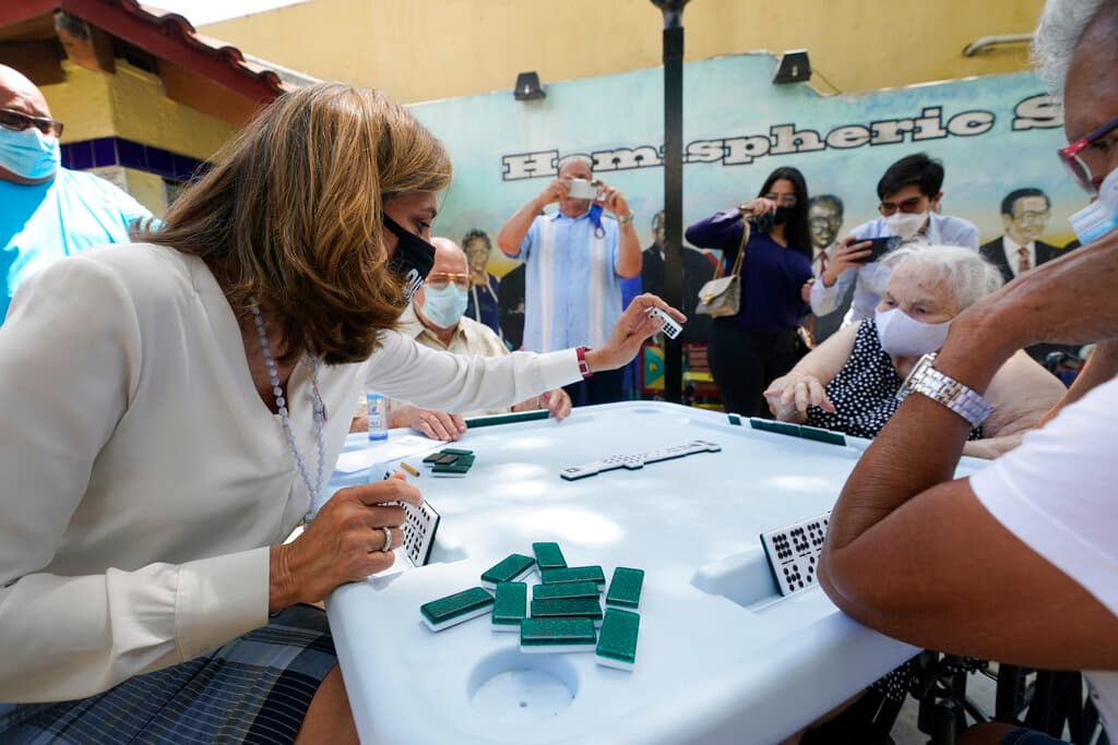 En Domino Park, cada jugada puede revelar información: los jugadores siguen las fichas que aparecen y también las que sus rivales dejan de jugar.