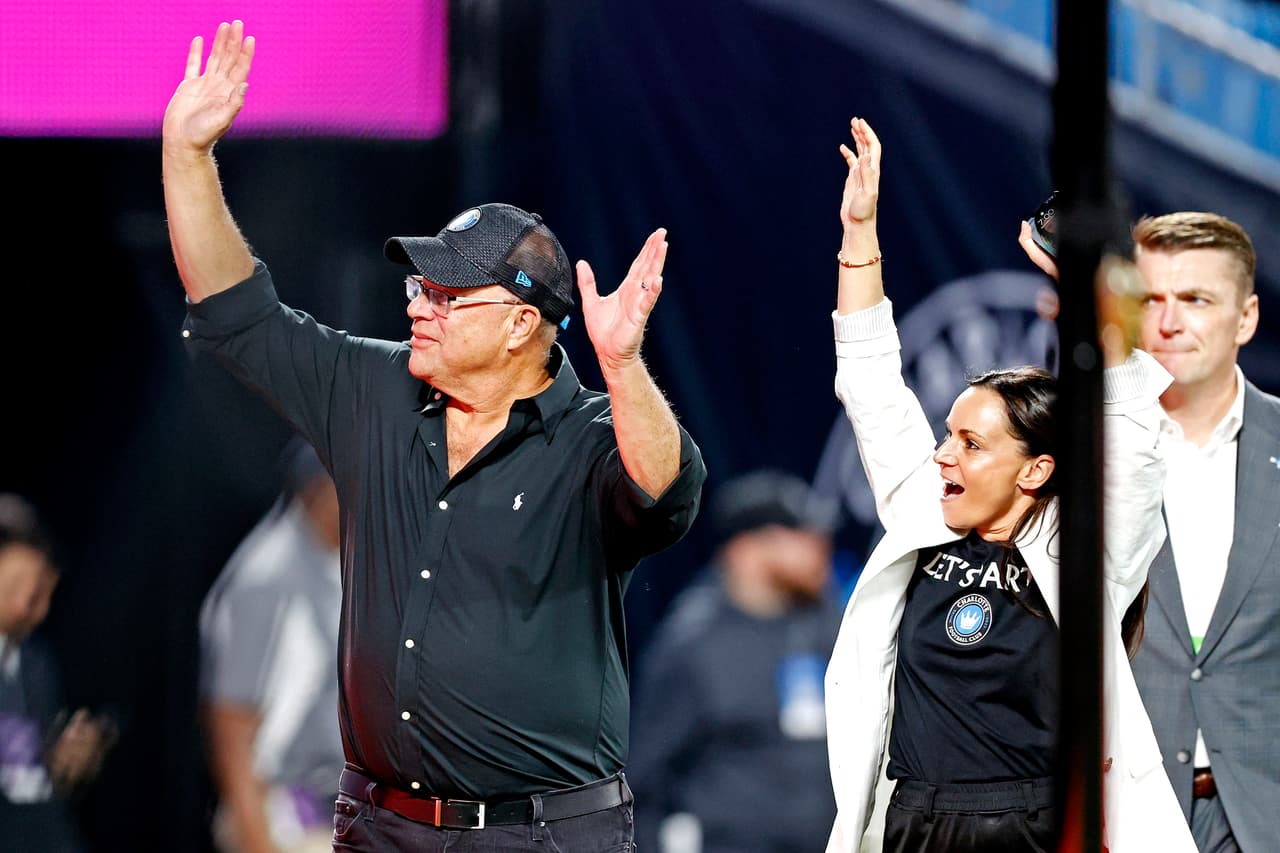 David Tepper, el propietario de la franquicia, celebró el poder de convocatoria de su equipo.
<br>