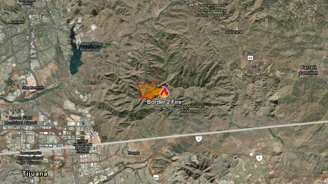 <b>Border 2 Fire</b>
<br>Avanza desde las 2:31 p.m. del jueves 23 de enero al oeste de Doghouse Junction, en Otay Mountain, en el condado de San Diego, muy cerca de la línea fronteriza con México. Los bomberos se encuentran y se reporta que existe una amenaza para la infraestructura de comunicación crítica en el sitio de repetidor de Otay Mountain. El fuego ha provocado el cierre de Alta Road, cerca de Otay Mesa Road.
<b>Las llamas no han sido contenidas y ya han devastado 566 acres.</b>