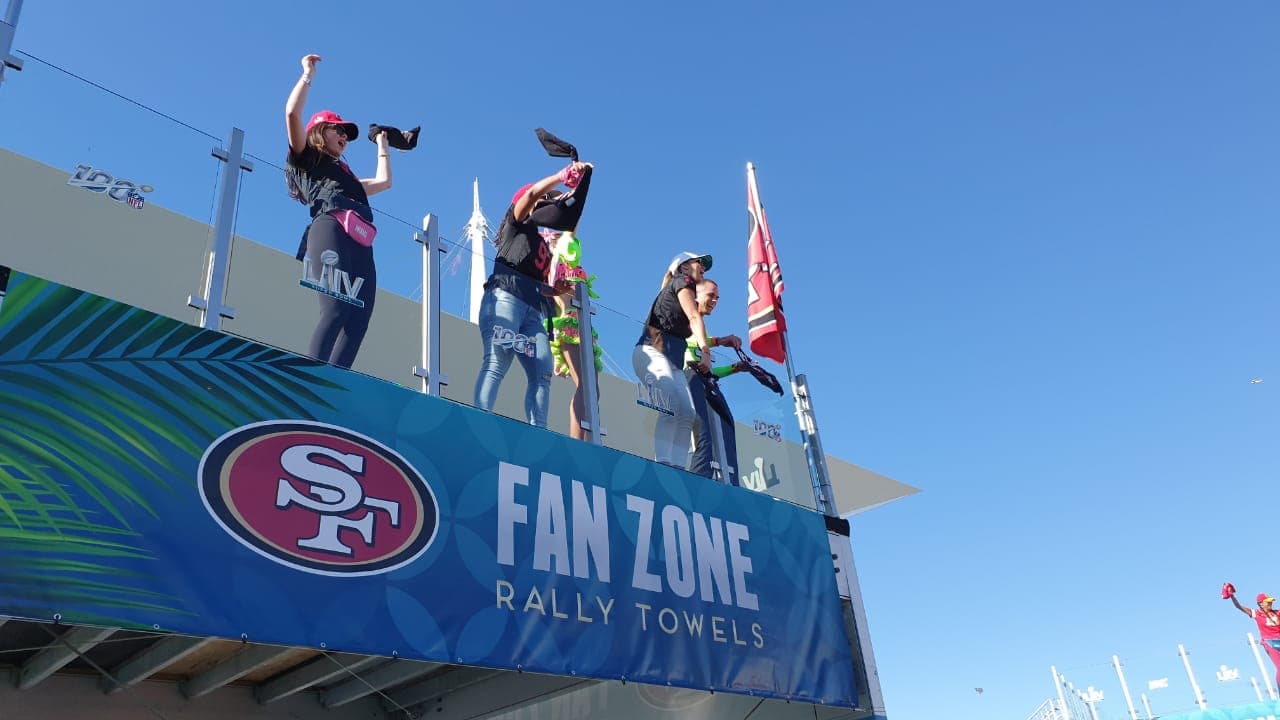 Así se vive el color en el Hard Rock Stadium de Florida previo al partido entre San Francisco 49ers y Kansas City Chiefs.