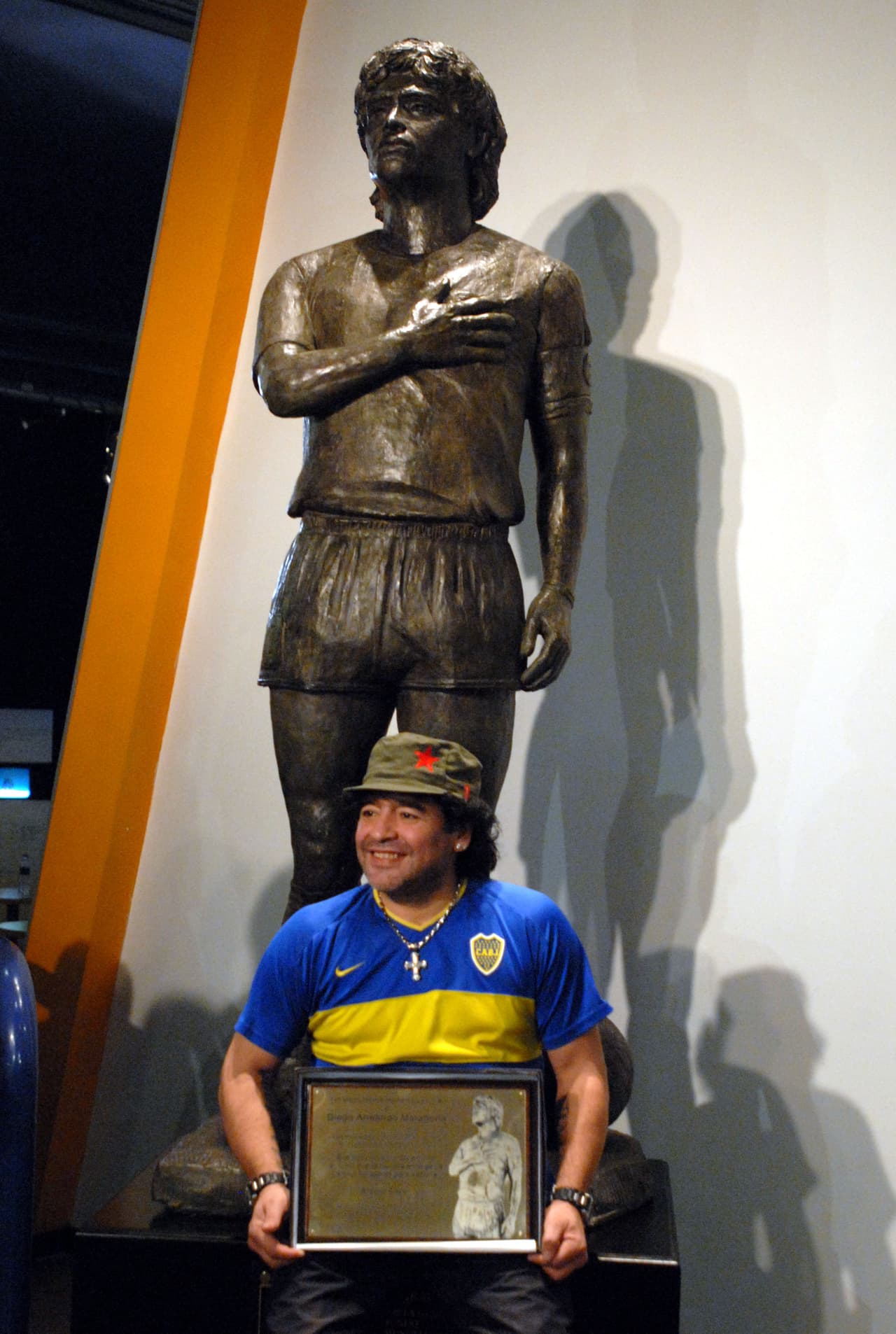 Una de las estatuas de Maradona, de casi tres metros de altura y que pesa 300 kilos, se encuentra en el Museo de la Pasión Boquense, debajo de una de las tribunas de ‘La Bombonera’.