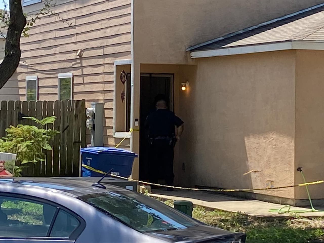 Identifican a la mujer que fue hallada muerta por su hija de 8 años en San Antonio