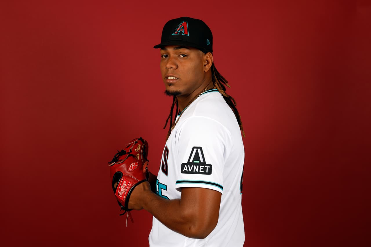 <b>Luis Frías (65)</b>
<br>Pitcher
<br>25 años
<br>Originario de Río San Juan, República Dominicana
<br>Llegó al equipo de los Diamondbacks en noviembre de 2015 como agente libre con un contrato de ligas menores. En septiembre de 2023 entró al roster principal.