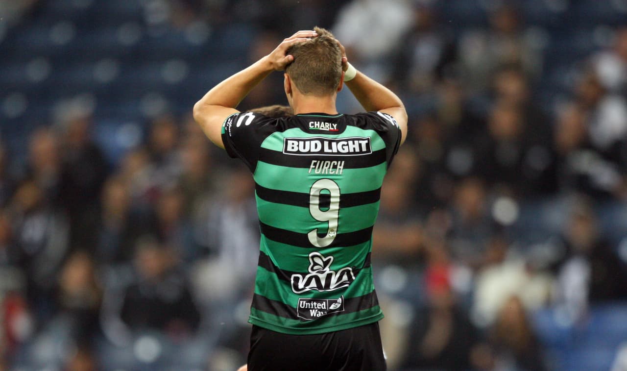 Y a los 23 minutos el segundo goleador de la Liga MX, el argentino Julio Furch, se perdió una gran ocasión de gol, de ahí su reacción, el sinsabor de haber perdido una oportunidad dorada.