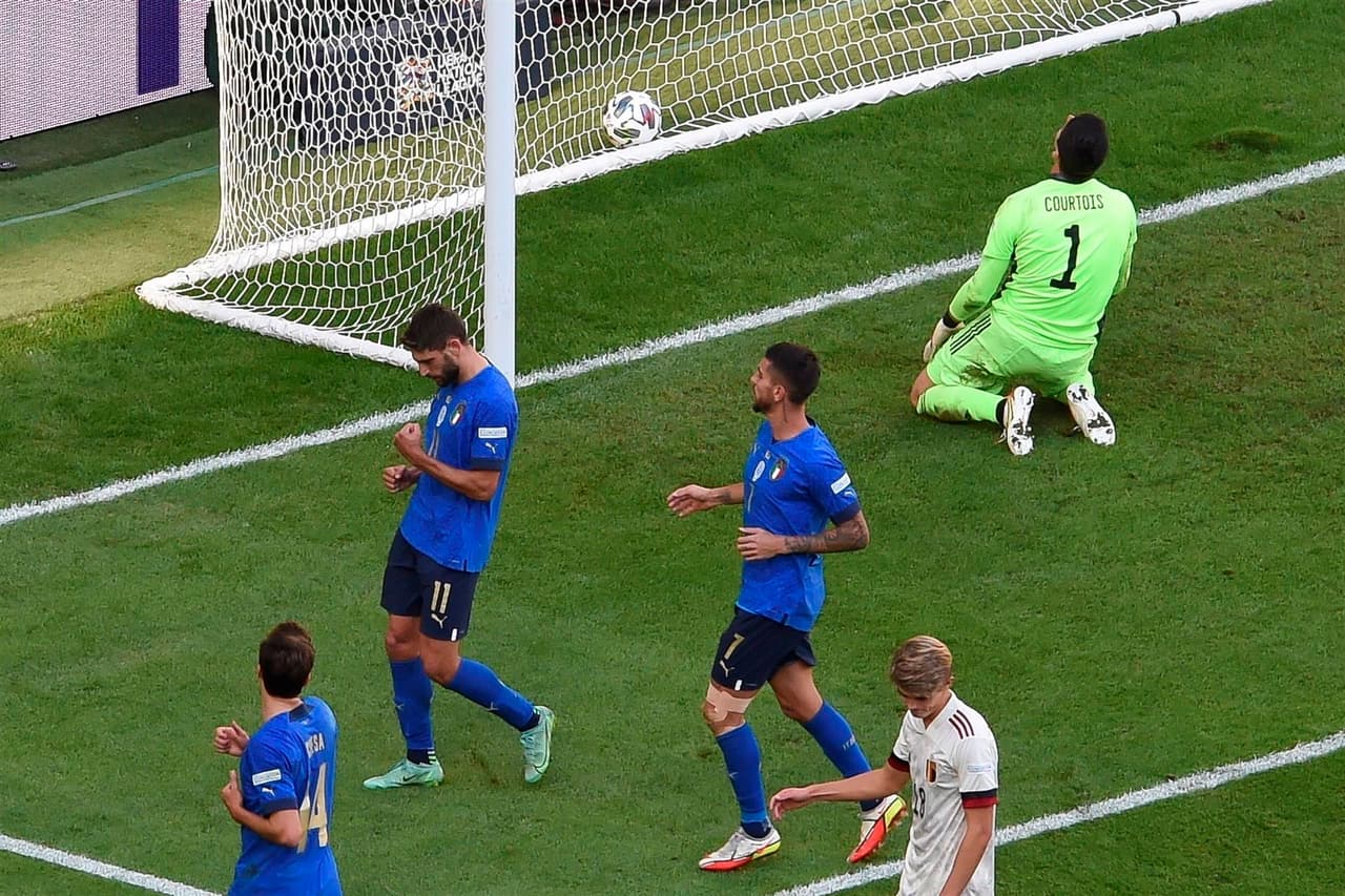 Italia se queda con el tercer lugar de la UEFA Nations League tras vencer 2-1 a Bélgica. Con anotacion de Barella y un penalti cobrado de Berardi, la 'Azzurra' se lleva la victoria. El único tanto por parte de los 'red devils' fue de Charles De Ketelaere ya al final del encuentro.