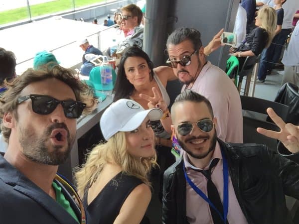 Eso sí, en cada imagen que publica en sus redes sociales nos deja en claro que sabe cómo divertirse, pues él cuando no está en una carrera de automóviles junto a
<b><a href="http://www.univision.com/personas-belinda-peregrin-schull-e">Belinda</a></b>, está en la playa junto a
<b><a href="http://www.univision.com/temas/ana-brenda-contreras">Ana Brenda</a></b> o en alguna ciudad del otro lado del mundo.