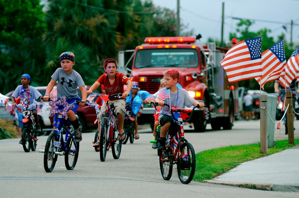 <b>Desfile y fuegos artificiales Pacific Palisades </b>
<br>Donde: el desfile comienza alrededor de las 2 pm con un espectáculo de paracaidistas. Paseo de bandas de marcha en el bulevar Sunset, entre Vía de la Paz y Drummond. Las fiestas terminan con un concierto y fuegos artificiales.
<br>Cuándo: 4 de julio
<br>Entrada: gratis