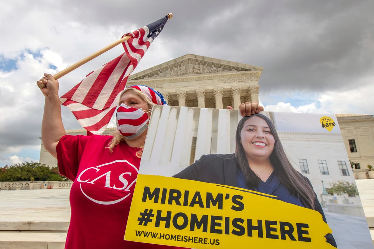 "Sabemos que hay una ley que pasó en el Congreso y está esperando que el Senado lo tome y pueda pasarlo para
<b>buscar una legalización permanente a las personas que están aquí con el DACA</b>", afirmó Ramírez.