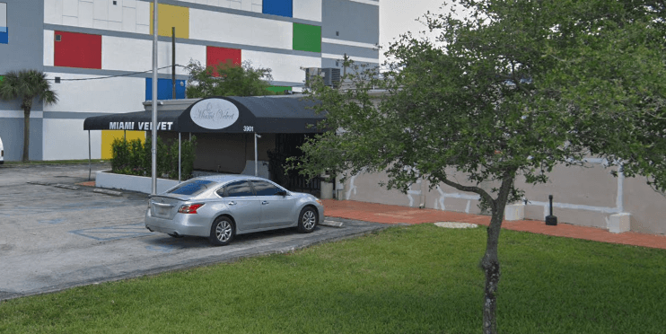 El club nocturno Velvet, ubicado en el noroeste de Miami, es conocido por ser un lugar en donde las parejas comparten sus compañeros sexuales.
<br>