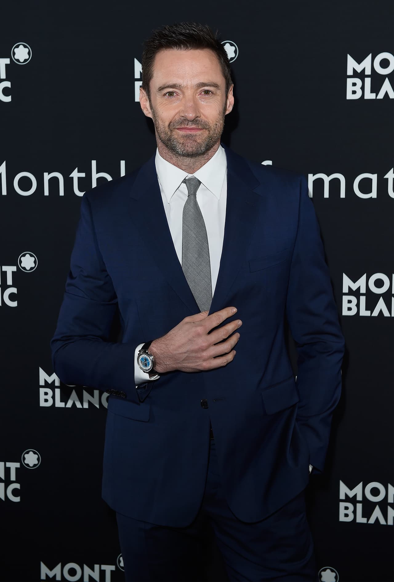 Hugh Jackman Quien no quisiera que el mismo Wolverine de X-Men le diera un beso con esa sexy barba, lamentablemente Hugh lleva casado 18 años y tiene dos hijos adoptivos, Oscar y Ava. Así que es un papá con una de las mejores barbas. Un aplauso por ello.