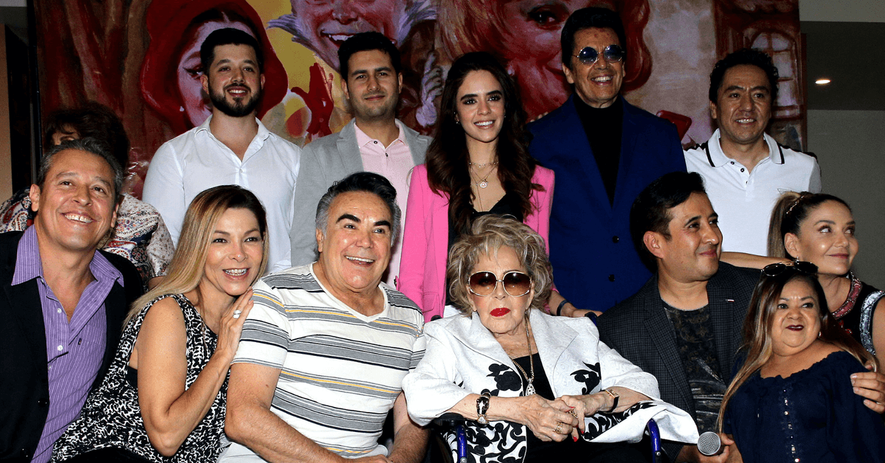 A mediados de ese mes se anunció que
<b><a href="https://www.univision.com/shows/despierta-america/productor-de-la-obra-de-silvia-pinal-asegura-que-pese-a-su-salud-la-actriz-si-queria-estar-en-el-escenario-video" target="_blank">la obra fue cancelada</a> </b>en medio de un escándalo por unos audios que se filtraron a los medios en donde se escucha presuntamente al productor Iván Cochegrus hablar mal de varios de los actores y de la familia Pinal.
<br>