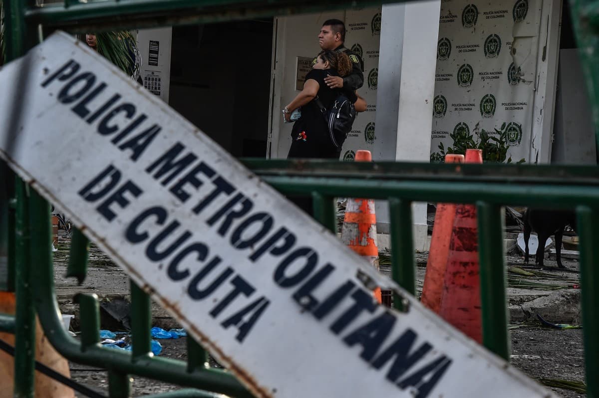 Al menos un muerto deja ataque con explosivos contra estación de policía en el noreste de Colombia