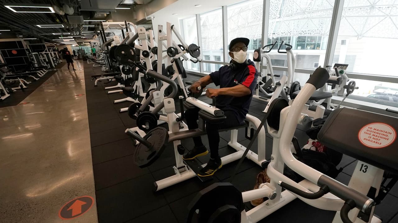 Las mascarillas nos serán obligatorias sin embargo hay lugares de ejercicio que si mantendrán este requerimiento para sus miembros.