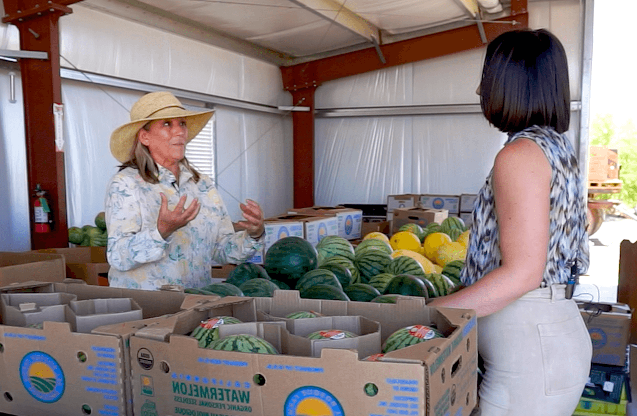 Andrea Igliozzi entrevistando a María del Bosque, de Del Bosque Farms.