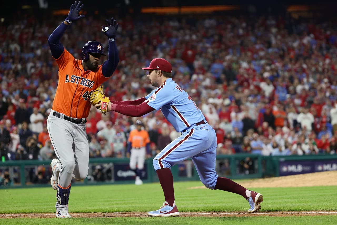 En el octavo episodio, Yordan Álvarez se sacrificó para que Altuve pudiera anota y subir la ventaja a 3 carreras.