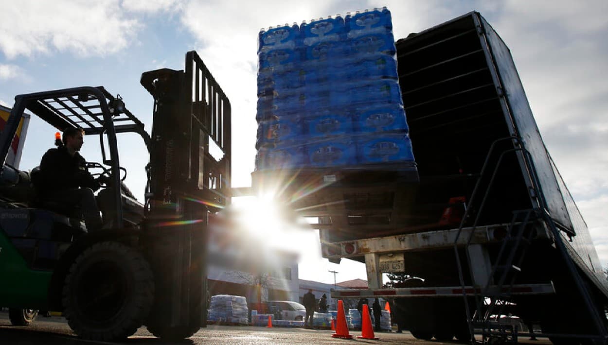 Nueva York envía casi 50,000 botellas de agua como auxilio frente a la sequía