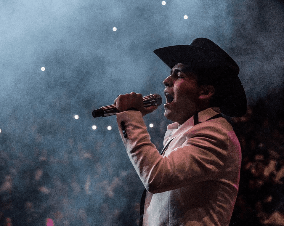 Autodefine su estilo musical como 'mariacheño', una nueva fusión que significa incluír el acordeón con la instrumentación del mariachi.