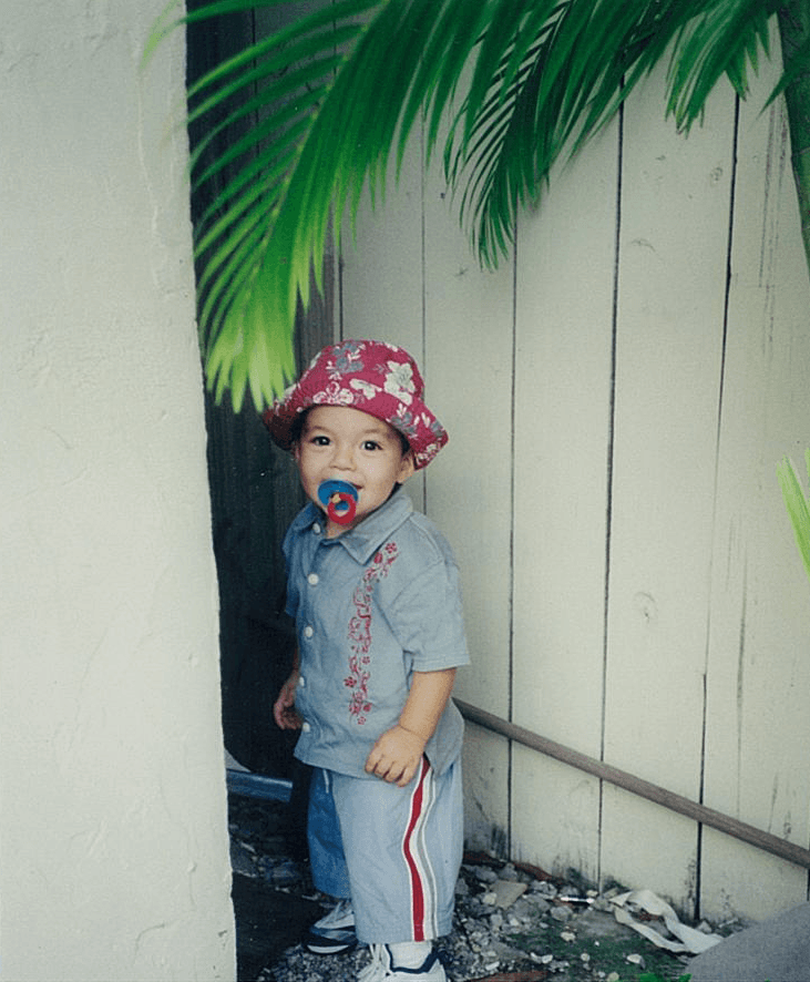 En su casa le dicen Yoyo, le encanta el soccer y la música de Frank Sinatra.