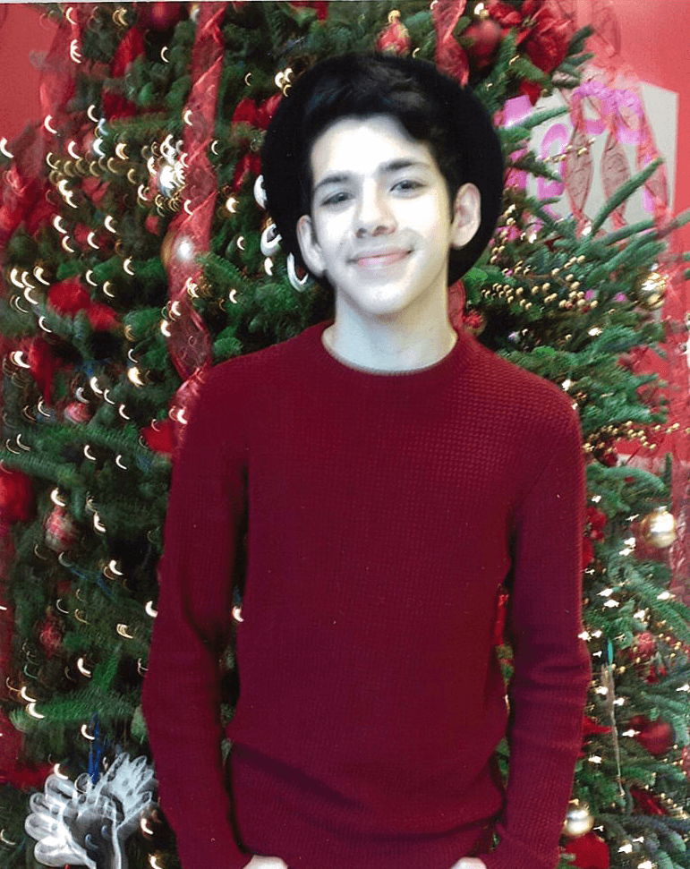 En su casa le dicen Yoyo, le encanta el soccer y la música de Frank Sinatra.