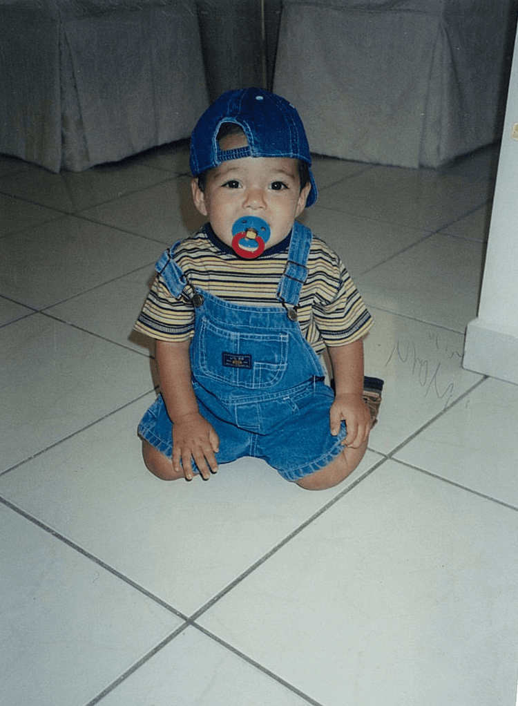 En su casa le dicen Yoyo, le encanta el soccer y la música de Frank Sinatra.