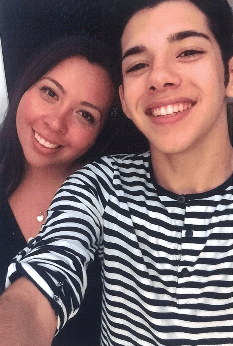 En su casa le dicen Yoyo, le encanta el soccer y la música de Frank Sinatra.