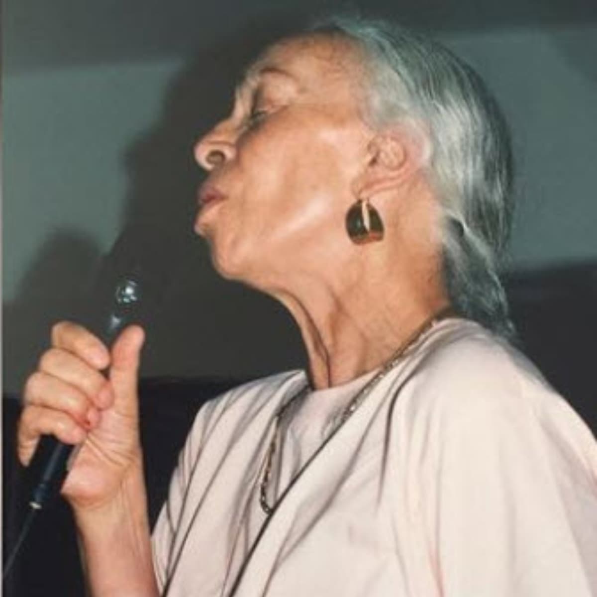 Un año después participó en otra de sus telenovelas más recordadas, 'Cañaveral de pasiones'. Junto a Daniela Castro y Juan Soler, interpretó a la sabia Remedios.