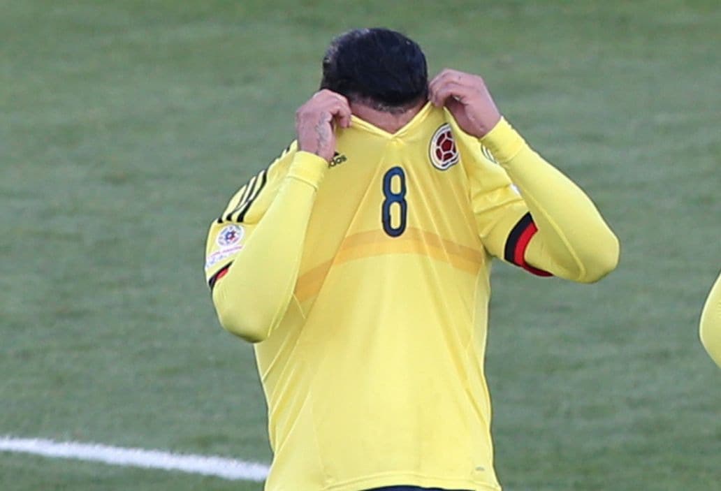 Un gesto racista de Edwin Cardona llevó a FIFA a aplicarle una sanción de cinco partidos con la selección de Colombia, que el volante de Boca Juniors y ex del Monterrey tendrá que pagar durante el 2018.