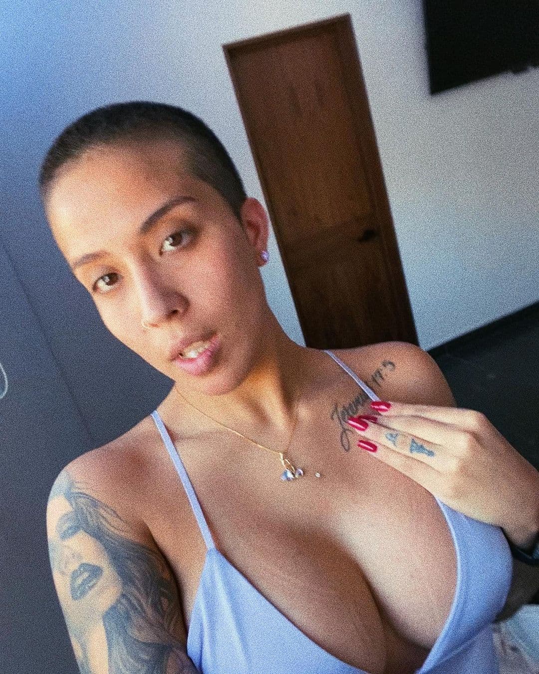 La también rapera, tiene un estilo muy propio y varias veces ha sorprendido con extremos cambios de look, como cuando decidió raparse.