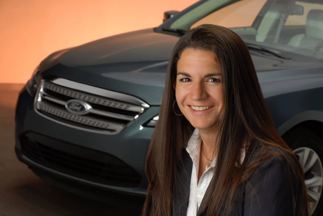 <h3 class="cms-H3-H3"><b>Cristina Rodríguez</b></h3>
<br>
<br>Esta ingeniera de origen boricua es una de los principales ingenieros en la Ford Motor Company, así como una de sólo un puñado de mujeres que han liderado los equipos de ingeniería que diseñan los sistemas de un automóvil de producción masiva. La especialidad de Rodríguez es la ingeniería de dinámica de vehículo, es decir el diseño de cómo un automóvil de comporta y se siente cuando está en movimiento. Ella es la única mujer en el mundo que desempaña esta tarea.
<br>
<br>"Para poder hacer lo que hago, mi cuerpo se convierte en un instrumento finamente calibrado," dice Rodríguez. "Mis piernas, mi espalda, hombros, brazos y manos todos se convierten en entradas de recolección de datos. Entre los vehículos a los que Rodríguez a beneficiado con su conocimiento y experiencia esta el Ford Fusion (Mondeo), un sedán mediano que se destaca por su excelentes caracteristicas de manejo.