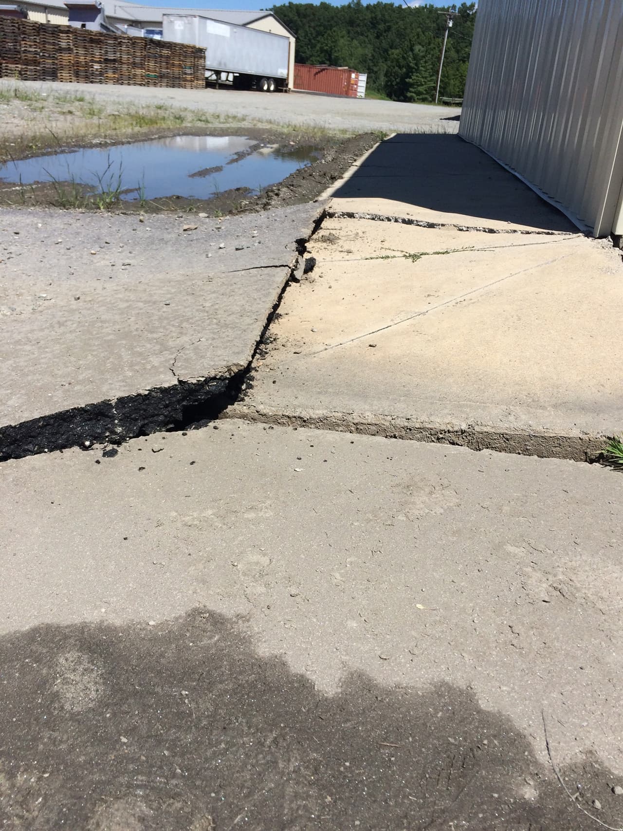 Otras edificaciones registraron grietas y desniveles debido al movimiento telúrico.