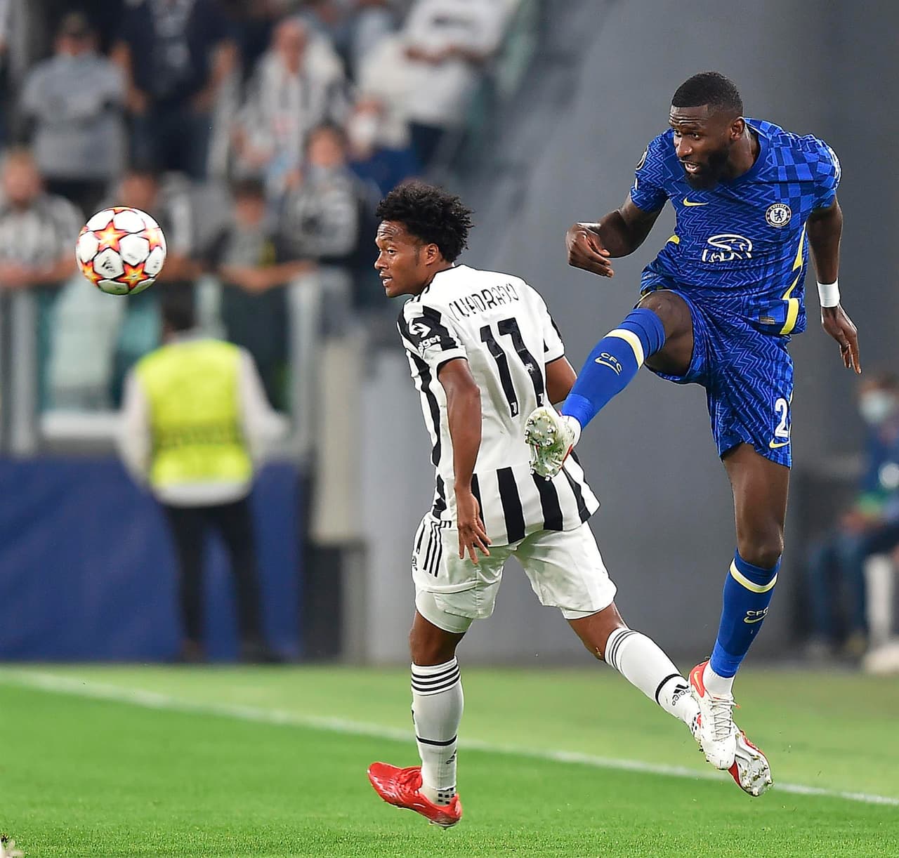 La Juve le peleó hasta el último minuto a los actuales campeones de la Champions League y se queda con la victoria 1-0 gracias al gol de Federico Chiesa al minuto 46’, durante la fase de grupos.
