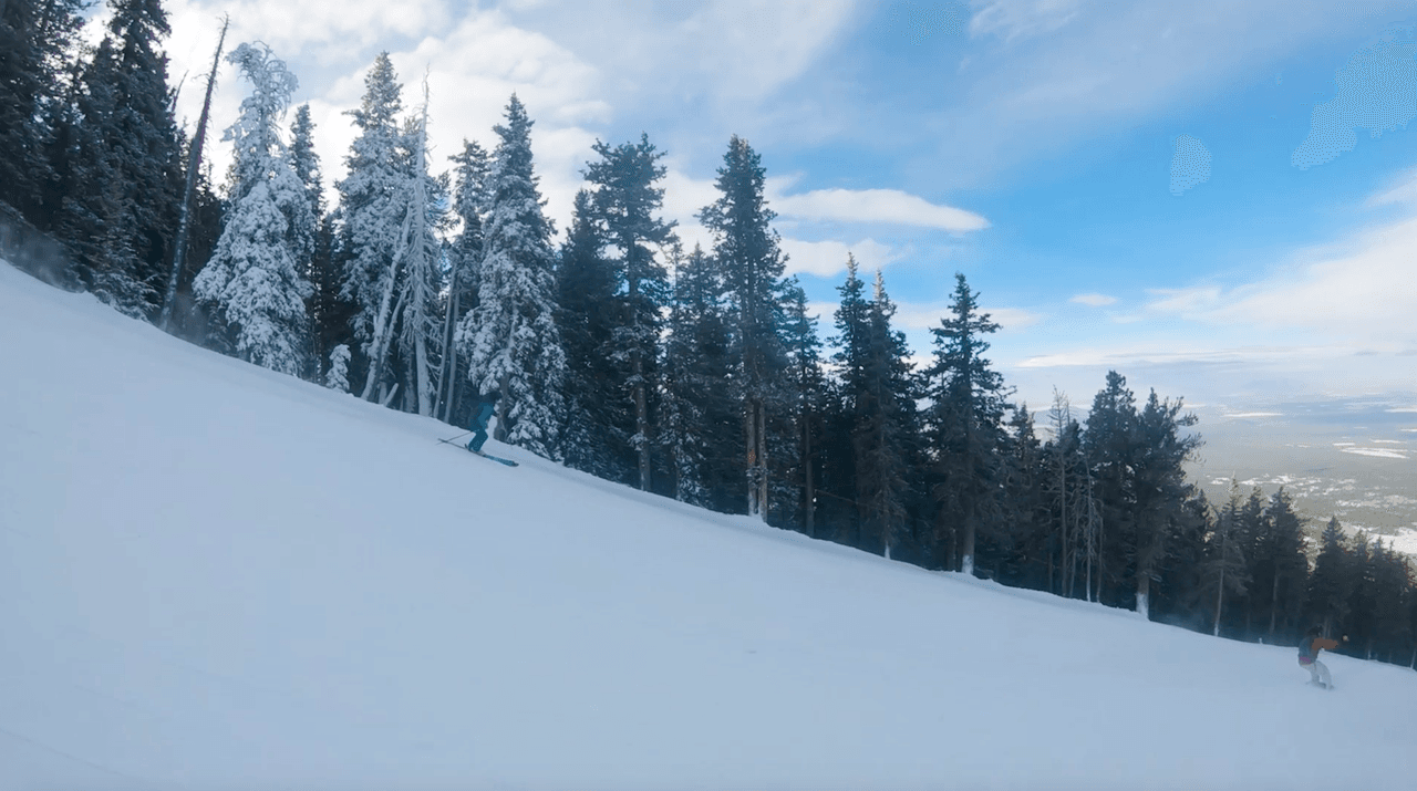 <h3 class="cms-H3-H3">¿Dónde está esto?</h3>
<br>
<a href="https://www.univision.com/local/arizona-ktvw/el-lugar-de-esqui-en-flagstaff-arizona-cuenta-con-nuevas-gondolas-para-los-aventureros-del-snowboarding-video">Arizona Snowbowl </a>está ubicado en San Francisco, Arizona, a solo siete millas de Flagstaff, a dos horas de
<a href="https://www.univision.com/temas/phoenix">Phoenix</a> y a 70 millas del
<a href="https://www.univision.com/local/arizona-ktvw/el-gran-canon-una-de-las-siete-maravillas-del-mundo-video">Gran Cañón</a>. El complejo abrió sus puertas en 1938 y es una de las áreas de esquí más antiguas del país.