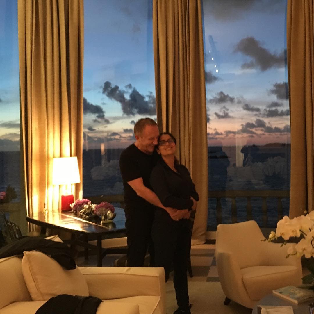 Salma Hayek compartió una tierna foto en la que aparece disfrutando del abrazo de su esposo, François-Henri Pinault .