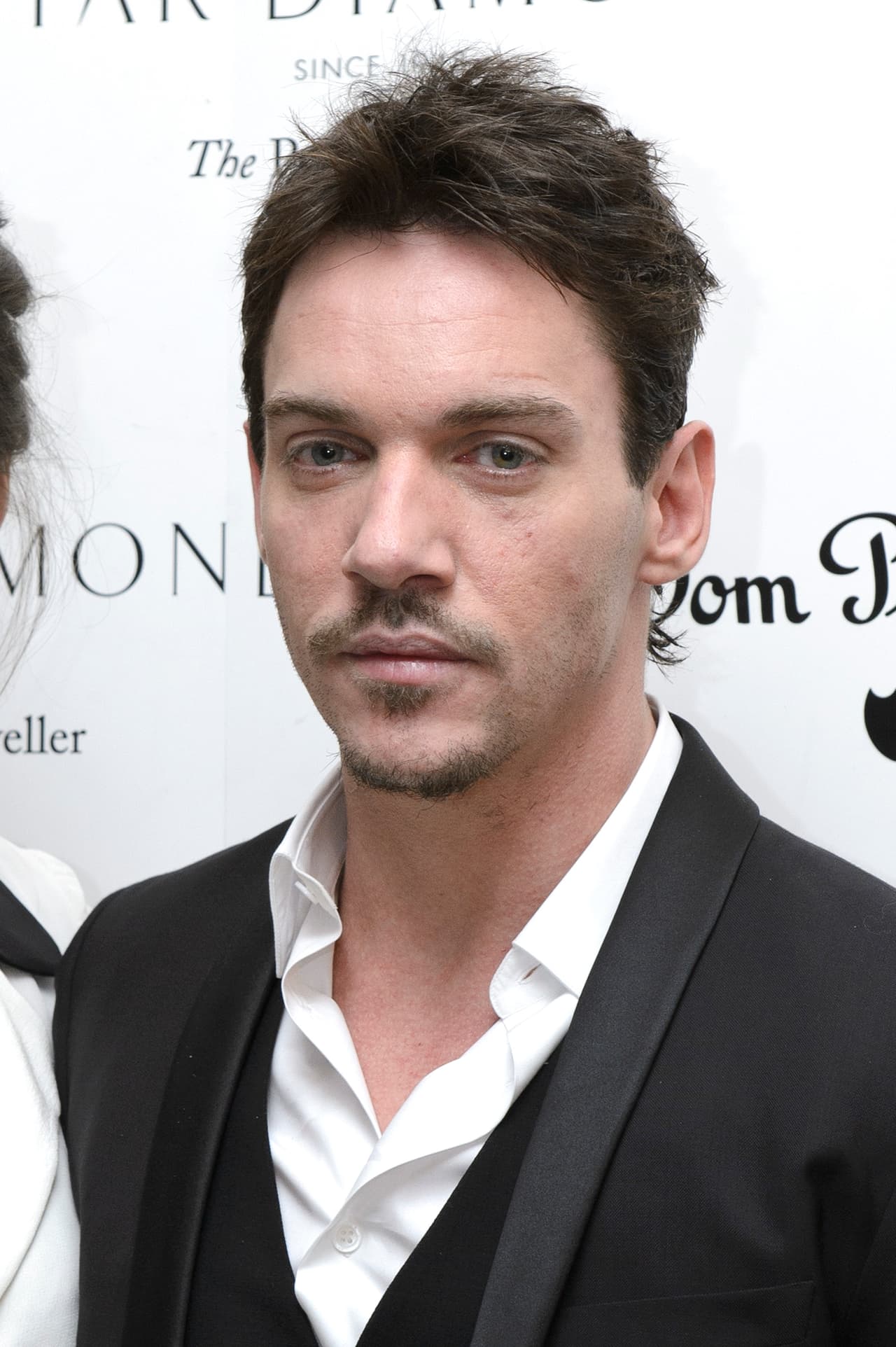 Jonathan Rhys-Meyers fue el elegido para dar vida al más reciente Drácula en series de televisión.