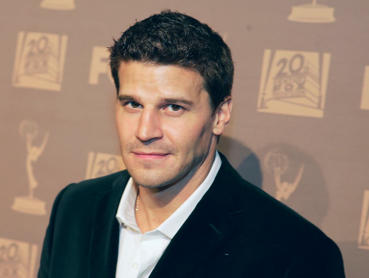 Sin duda alguna, 'Buffy, la cazavampiros' es una de las series de televisión más recordadas de todos los tiempos. Ahí, Buffy y Ángel (David Boreanaz) se convirtieron en el terrible caso de amor entre un chupasangre y una humana.