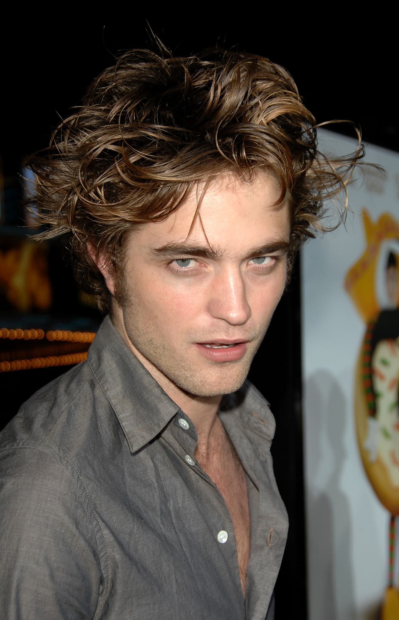 Adquirió fama en la misma saga Robert Pattinson, interpretando al misterioso, intrépido y lector de mentes Edward Cullen
