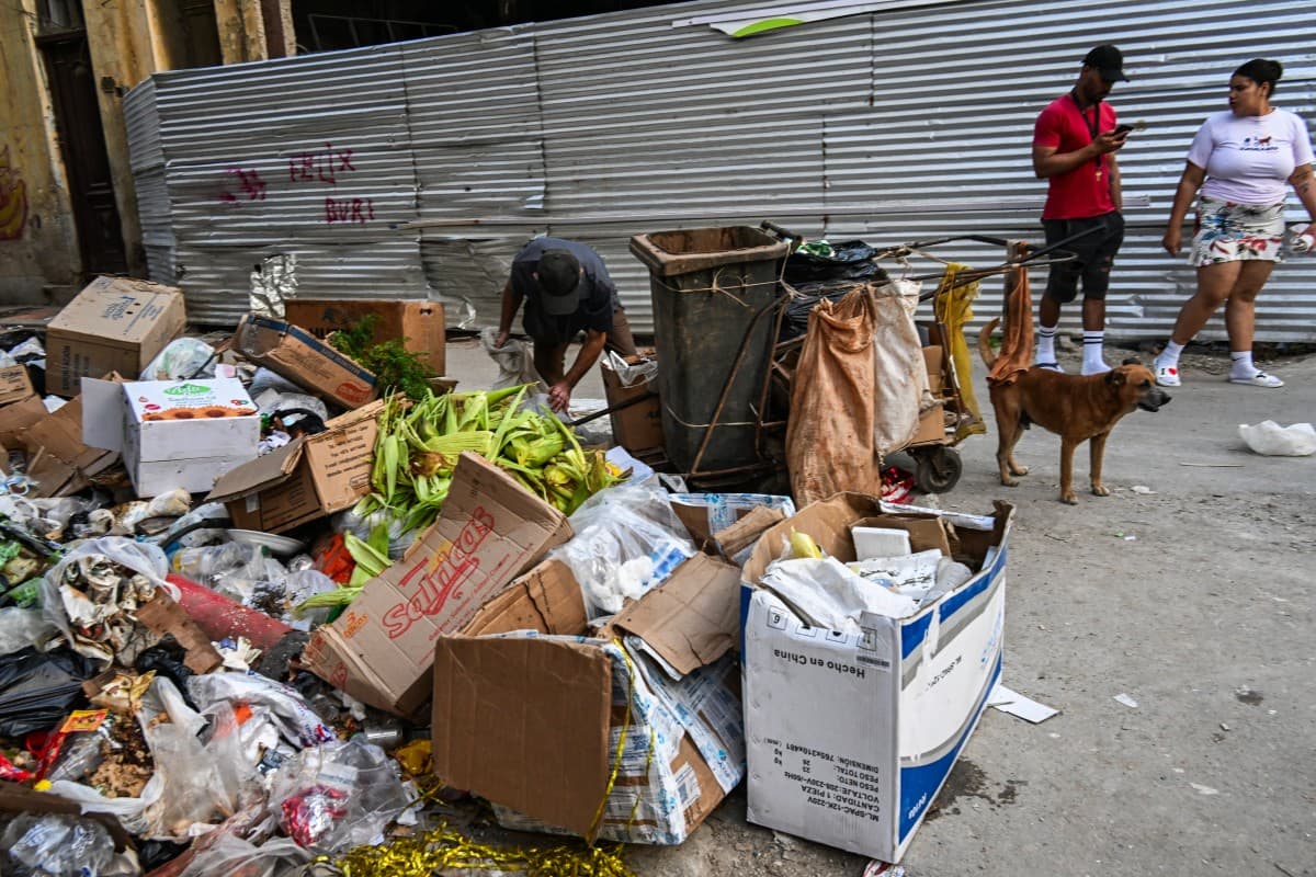 Montones de basura se acumulan en calles de La Habana en medio de la crisis energética y los apagones que afectan los servicios públicos en Cuba.