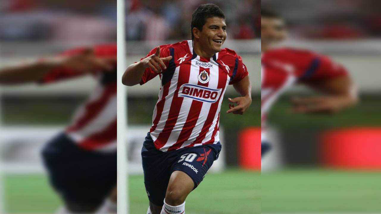 Hijo de Octavio Mora y sobrino de Daniel Guzmán, pintaba para ser un crack, pero los problemas con el peso no lo dejaron ser. Debutó y marcó con las Chivas, luego se perdió en el ascenso.
