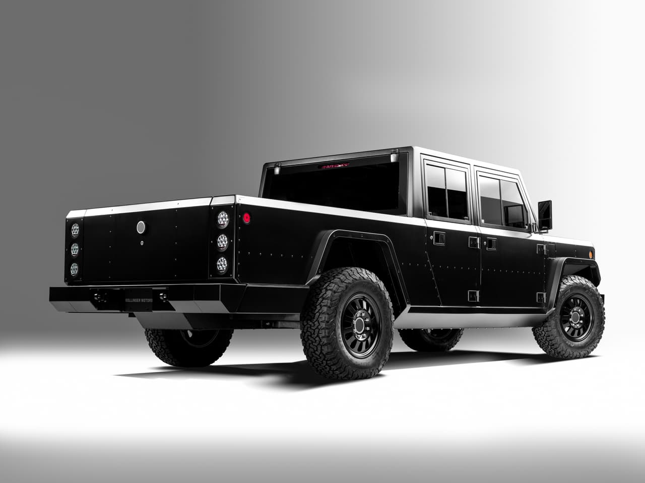 Bollinger Motors planea fabricar sus modelos B1 y B2 con los que pretende conquistar el segmento de las SUVs y pickups. Ambos modelos son motivados por motores eléctricos y cuentan con atractivas características para dominar hasta los terrenos más desafiantes.