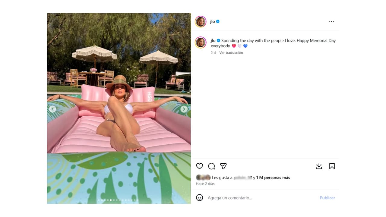 La cantante se dejó ver descansando en medio de la piscina.