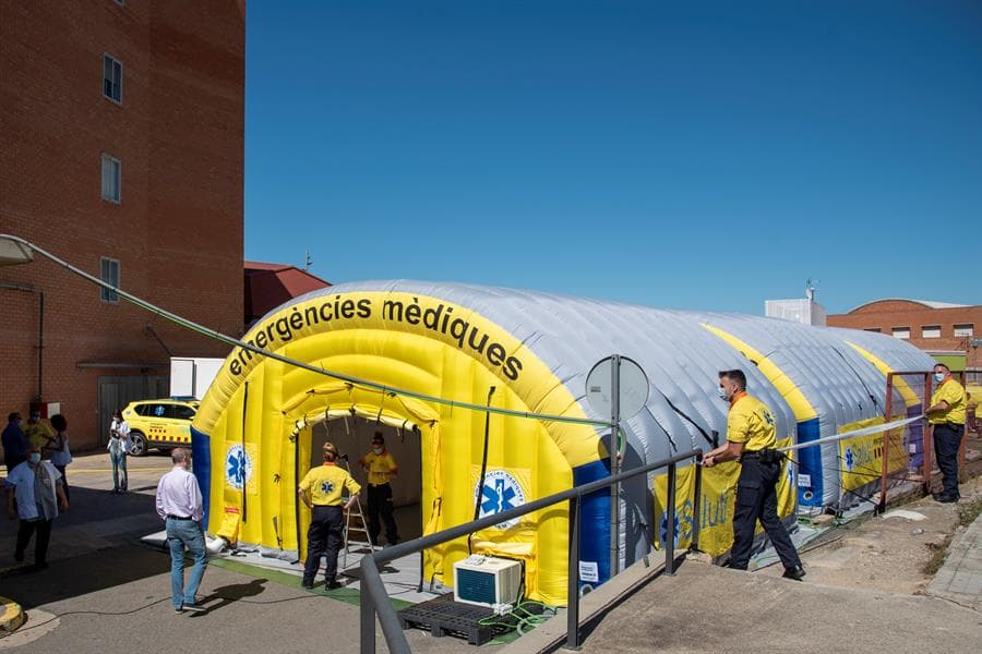 El Sistema de Emergencias Médicas (SEM) de la Generalitat de Cataluña instaló este viernes un hospital de campaña junto al Hospital Universitario Arnau de Vilanova en Lérida, ante los nuevos brotes de coronavirus surgidos en esta región en los últimos días.