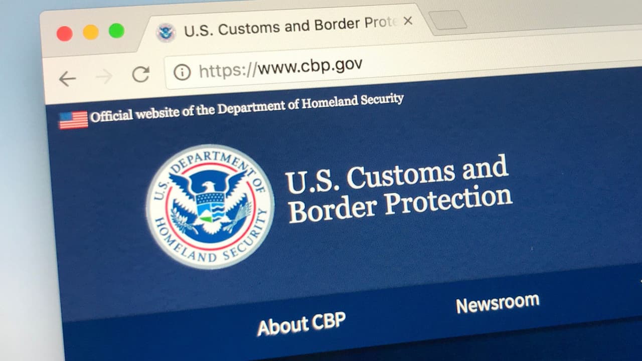 <h3 class="cms-H3-H3">Lo oficial: un programa real, sin números públicos</h3>
<br>El gobierno de Estados Unidos tiene documentado el diseño de CBP Home:
<b>incluye boleto de viaje, condonación de multas y un bono de $1,000 dólares que se entrega después de verificar la salida.</b>
<br>Lo que no existe son datos públicos con
<b>información de cantidad de usuarios, países de origen, edades o situación legal.</b>
<br>
<b>No se puede medir el impacto real, </b>los cuellos de botella o los tiempos de respuesta, hasta ahora, debido a la falta de datos concretos.