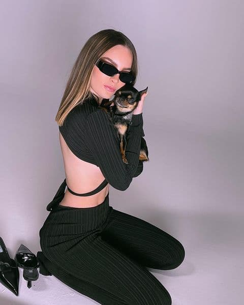 Dos meses antes la protagonista de Cómplices Al Rescate publicó en Instagram una instantánea en la que aparece cargando a su ‘perrhijo’, quien la acompañó en su día de trabajo.
<br>