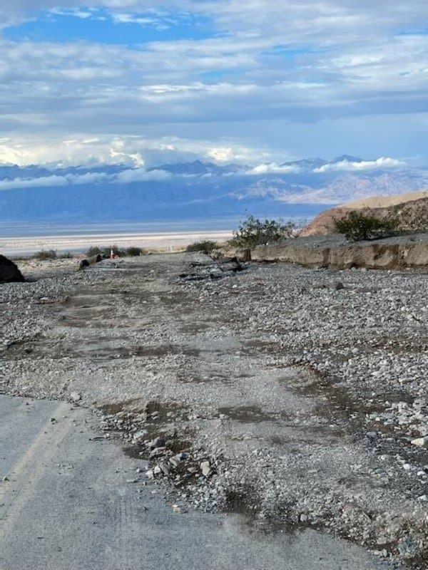 El personal del parque está realizando búsquedas aéreas para garantizar que no hay personas atrapadas en medio de las vías. “Hasta el momento no hay visitantes varados en las carreteras del parque ni heridos por este incidente”, informaron.