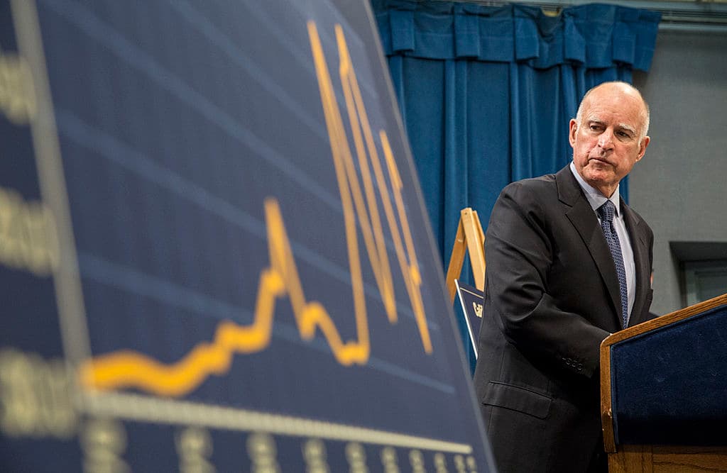 Brown firma los presupuestos de California para 2016-2017